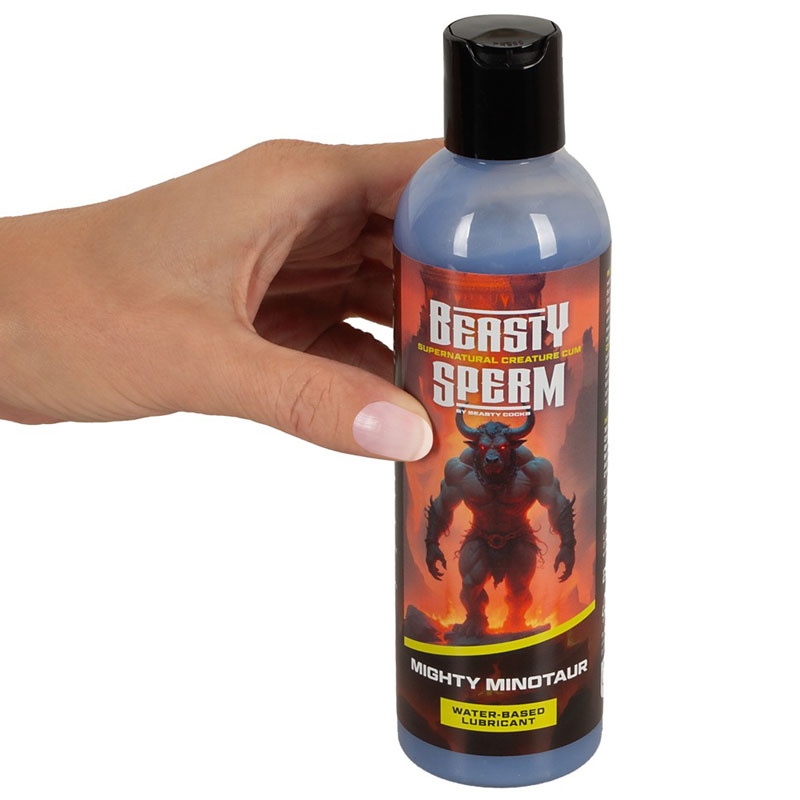 Beasty Sperm Mighty Minotaur Flasche in einer Hand